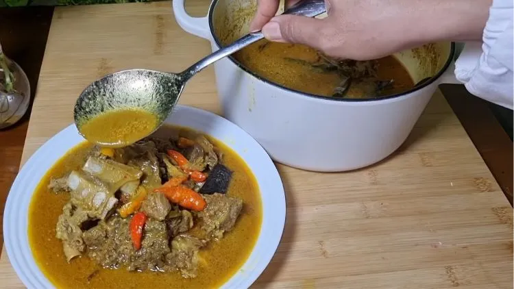 7 Resep Olahan Daging Kambing yang Enak Saat Idul Adha, Praktis dan Tidak Bau 11 hipwee-resep olahan daging kambing - Gulai Kambing