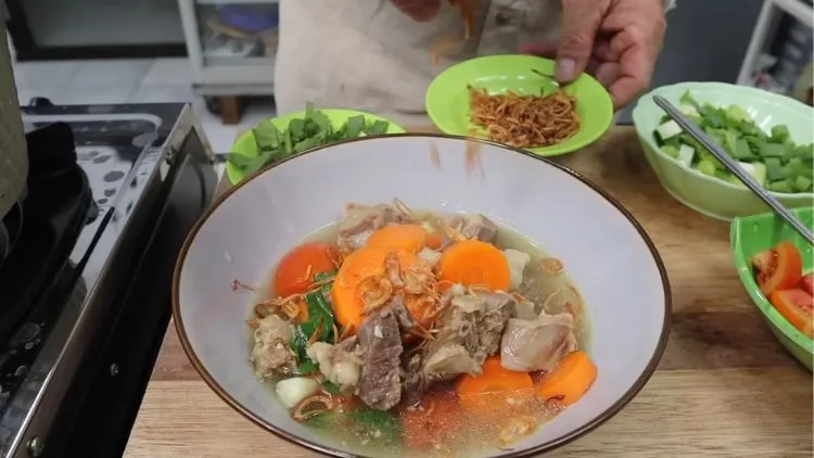 7 Resep Olahan Daging Kambing yang Enak Saat Idul Adha, Praktis dan Tidak Bau 12 hipwee-resep olahan kambing idul adha - sop kambing