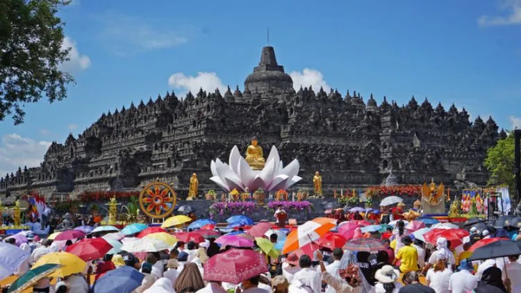 Biar Nggak Planga-plongo, Ini Panduan Singkat Menikmati Perayaan Waisak di Candi Borobudur! 16 hipwee-upacara waisak