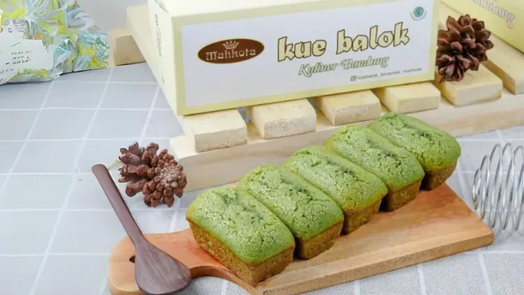 7 Oleh-Oleh Khas Bandung yang Enak dan Tahan Lama, Enggak Harus Mahal Kok! 18 hipwee-Rekomendasi Oleh-Oleh Bandung - Kue balok mahkota
