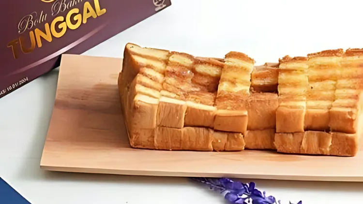 7 Oleh-Oleh Khas Bandung yang Enak dan Tahan Lama, Enggak Harus Mahal Kok! 21 hipwee-Rekomendasi Oleh-Oleh Bandung - bolu bakar tunggal