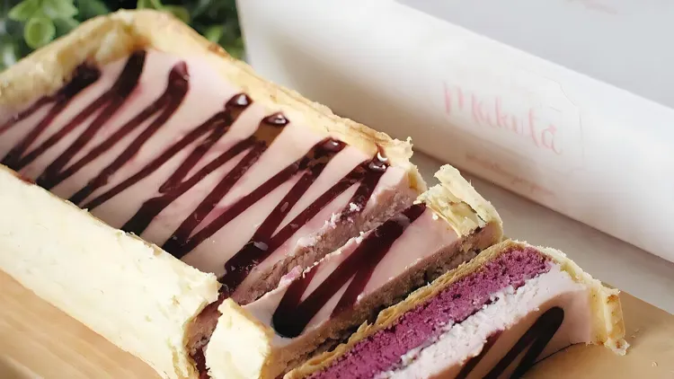7 Oleh-Oleh Khas Bandung yang Enak dan Tahan Lama, Enggak Harus Mahal Kok! 20 hipwee-Rekomendasi Oleh-Oleh Bandung - makuta cake