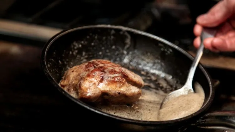 Cara Membuat Steak Daging Sapi Kurban, Ini Tipsnya Biar Empuk! 13 hipwee-cara membuat steak daging sapi kurban - basting