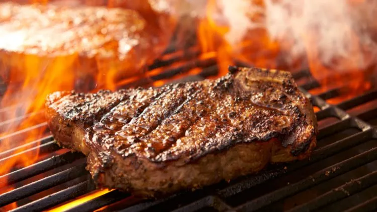 Cara Membuat Steak Daging Sapi Kurban, Ini Tipsnya Biar Empuk! 15 hipwee-cara membuat steak daging sapi kurban - grilling