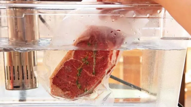 Cara Membuat Steak Daging Sapi Kurban, Ini Tipsnya Biar Empuk! 11 hipwee-cara membuat steak daging sapi kurban - sous vide 2