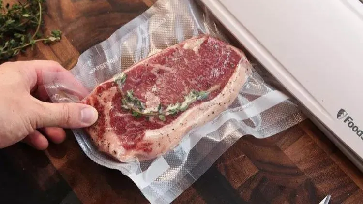 Cara Membuat Steak Daging Sapi Kurban, Ini Tipsnya Biar Empuk! 10 hipwee-cara membuat steak daging sapi kurbn - sous vide