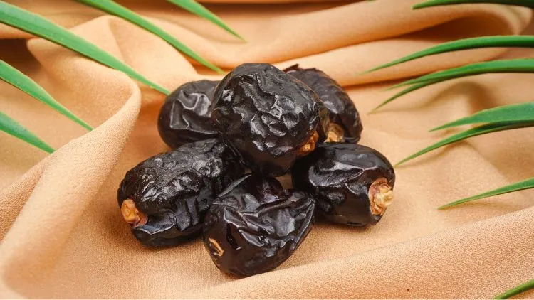 Rekomendasi Oleh-Oleh Haji, Cocok untuk Banyak Orang 20 hipwee-rekomendasi oleh-oleh haji - kurma