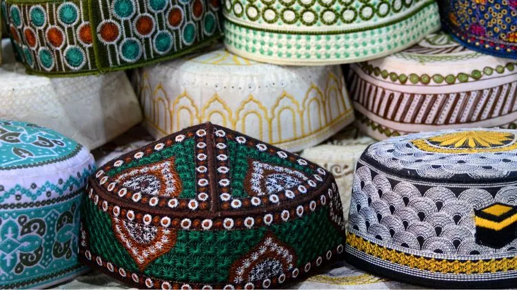 Rekomendasi Oleh-Oleh Haji, Cocok untuk Banyak Orang 27 hipwee-rekomendasi oleh-oleh haji - peci
