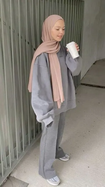 Baju Abu-abu cocok dengan Hijab Warna Apa? Ini Dia Rekomendasinya! 8 sweater oversize abu abu dan hijab milo