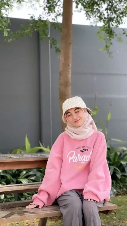 Baju Pink Cocok dengan Hijab Warna Apa? 10 Pilihan Ini Paling Pas untuk OOTD Kamu! 13 warna jilbab yang cocok untuk baju baby pink