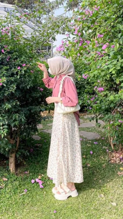 Baju Pink Cocok dengan Hijab Warna Apa? 10 Pilihan Ini Paling Pas untuk OOTD Kamu! 12 baju dusty pink cocok dengan hijab warna apa