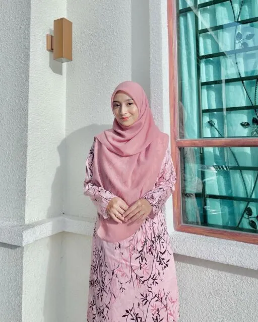 Baju Pink Cocok dengan Hijab Warna Apa? 10 Pilihan Ini Paling Pas untuk OOTD Kamu! 16 outfit check warna pink