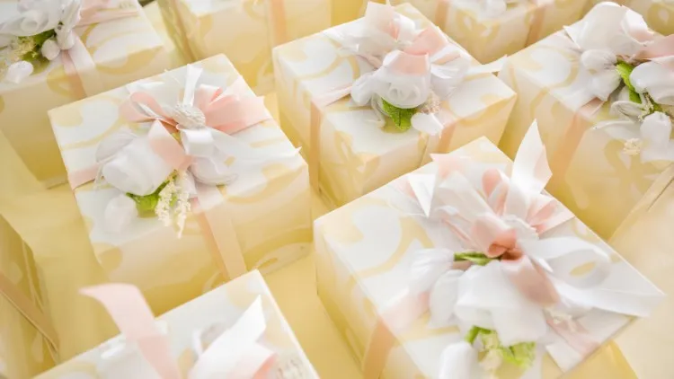7 Etika Kondangan yang Wajib Kamu Terapkan Agar Nggak Malu-maluin. Siapa Tahu Belum Pernah Dengar 14 hipwee-etika kondangan - souvenir pernikahan