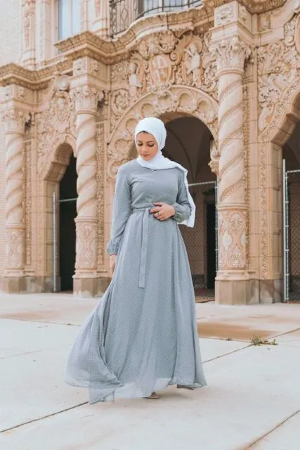 Baju Abu-abu cocok dengan Hijab Warna Apa? Ini Dia Rekomendasinya! 12 gamis berwarna abu abu