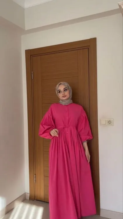 Baju Pink Cocok dengan Hijab Warna Apa? 10 Pilihan Ini Paling Pas untuk OOTD Kamu! 18 long dress pink dengan hijab bermotif