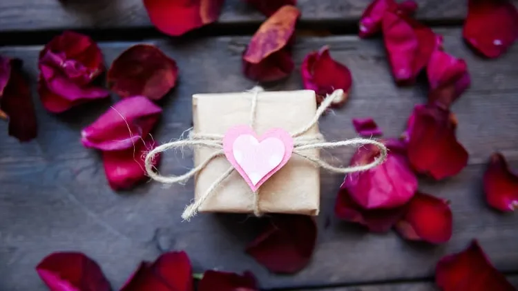23 Ucapan Anniversary Pernikahan Untuk Istri yang Romantis dan Bikin Baper 20 hipwee-kalimat anniversary pernikahan - hadiah
