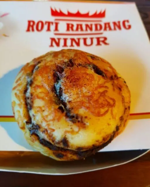 Rekomendasi Oleh-Oleh Khas Padang, Bikin Kamu Bilang rendang filled bread - specialty of padang