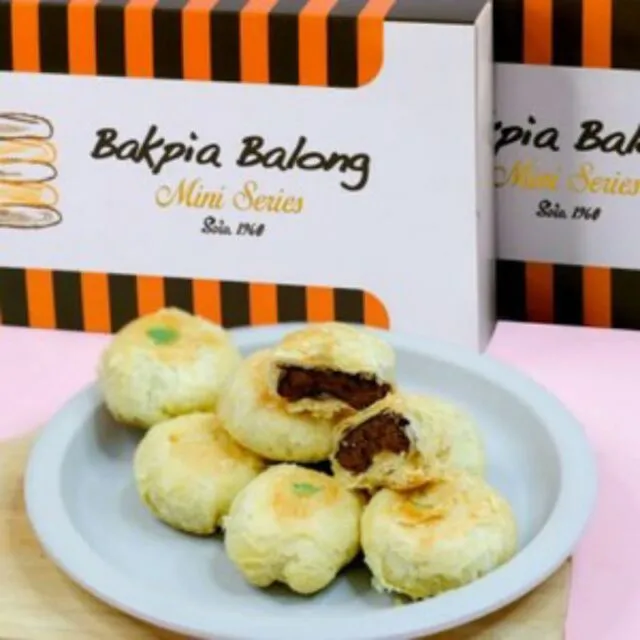Rekomendasi Oleh-Oleh Khas Solo yang Enak, Baik Tradisional dan Kekinian 24 hipwee-oleh-oleh khas solo - bakpia balong