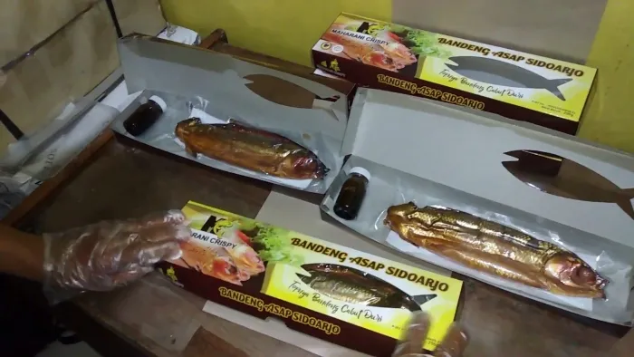 10 Ragam Oleh-Oleh Khas Surabaya Dari yang Hits Sampai Klasik, Bikin Pengen Balik! 14 buah tangan sidoarjo ikan bandeng asap tanpa tulang
