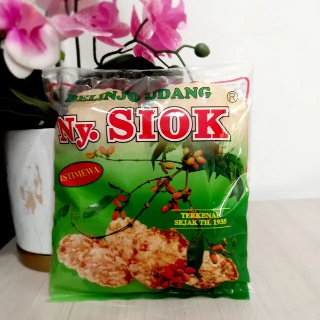 10 Ragam Oleh-Oleh Khas Surabaya Dari yang Hits Sampai Klasik, Bikin Pengen Balik! 13 buah tangan surabaya - emping melinjo udang