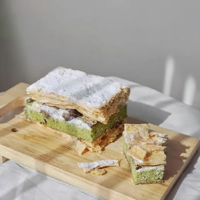 10 Ragam Oleh-Oleh Khas Surabaya Dari yang Hits Sampai Klasik, Bikin Pengen Balik! 18 buah tangan surabaya - surabaya snowcake greentea