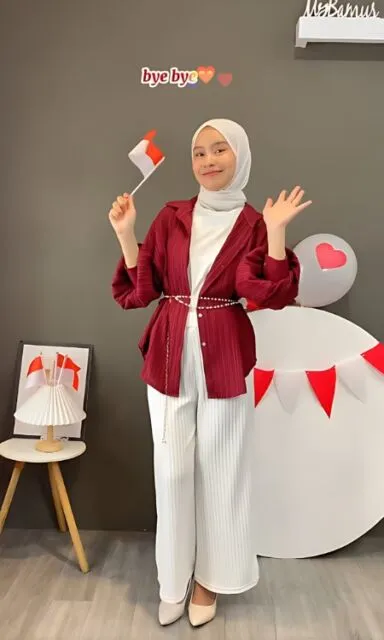 8 Inspirasi Outfit 17 Agustus, Siap-Siap Jadi Pusat Perhatian di Hari Kemerdekaan 9 hipwee-outfit 17 agustus - kemeja crushy merah