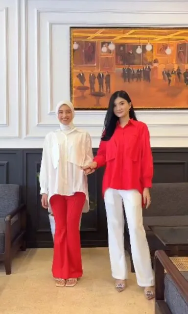 8 Inspirasi Outfit 17 Agustus, Siap-Siap Jadi Pusat Perhatian di Hari Kemerdekaan 10 hipwee-outfit 17 agustus -kemeja oversized dan celana flare merah putih
