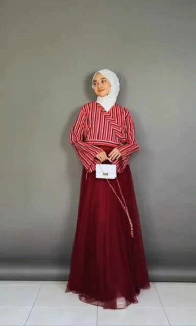 8 Inspirasi Outfit 17 Agustus, Siap-Siap Jadi Pusat Perhatian di Hari Kemerdekaan 13 red and white mixed stripe blouse