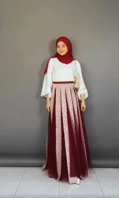 8 Inspirasi Outfit 17 Agustus, Siap-Siap Jadi Pusat Perhatian di Hari Kemerdekaan 12 red pleats skirt with batik accents