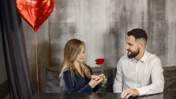 23 Ucapan Anniversary Pernikahan Untuk Istri yang Romantis dan Bikin Baper 19 hipwee-ucapan anniversary pernikahan - kejutan