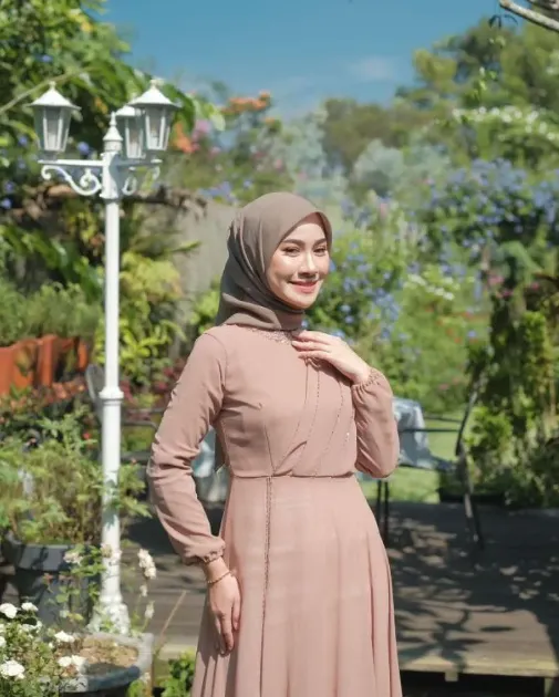 Baju Mocca Cocok dengan Jilbab Warna Apa? 7 Kombinasi Ini Bisa Kamu Tiru! 10