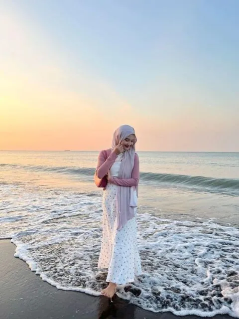 10 OOTD Pantai Hijab yang Stylish, Adem, dan Simple 16 ootd ke pantai hijab rok
