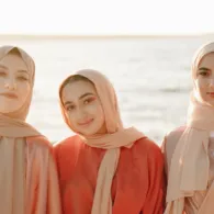 Baju Mocca Cocok dengan Jilbab Warna Apa? 7 Kombinasi Ini Bisa Kamu Tiru!