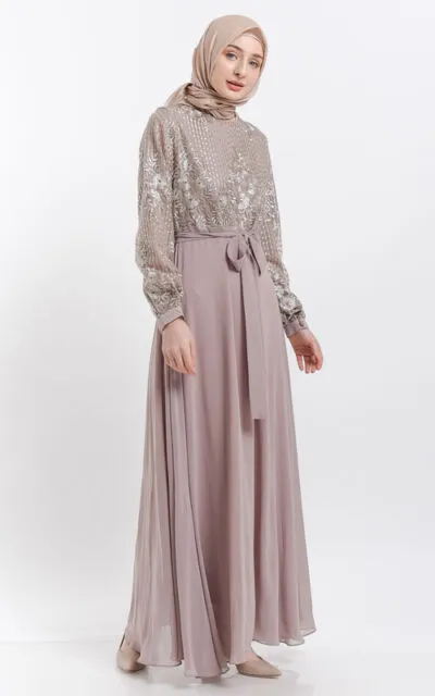 Baju Mocca Cocok dengan Jilbab Warna Apa? 7 Kombinasi Ini Bisa Kamu Tiru! 9 perpaduan mocca dress dan hijab cream
