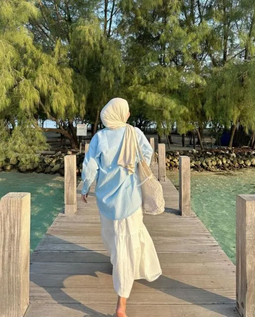 10 OOTD Pantai Hijab yang Stylish, Adem, dan Simple 19