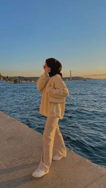 10 OOTD Pantai Hijab yang Stylish, Adem, dan Simple 20