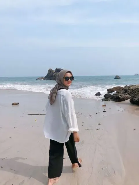 10 OOTD Pantai Hijab yang Stylish, Adem, dan Simple 13 ootd baju pantai hijab