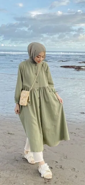 10 OOTD Pantai Hijab yang Stylish, Adem, dan Simple 18 ootd pantai casual hijab