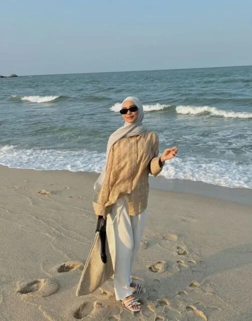 10 OOTD Pantai Hijab yang Stylish, Adem, dan Simple 14 ootd pantai hijab celana
