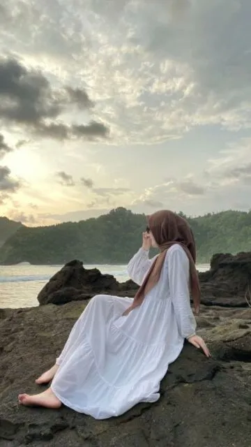 10 OOTD Pantai Hijab yang Stylish, Adem, dan Simple 11 outfit pergi ke pantai
