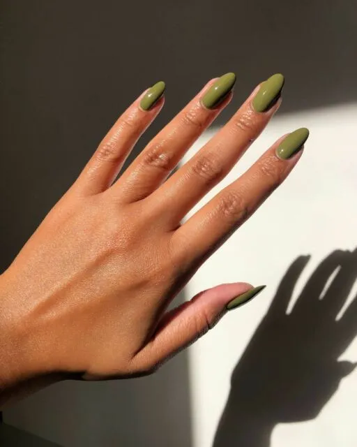 9 Warna Kutek yang Bikin Kulit Cerah dan Glowing, Jangan Salah Pilih! 11 warna kutek hijau