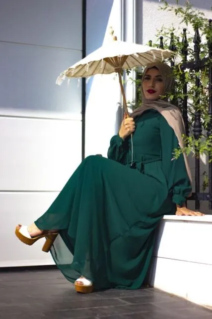 Baju Hijau Botol Cocok dengan 7 Warna Jilbab Ini, Bikin Kamu Tampil Fashionable! 9