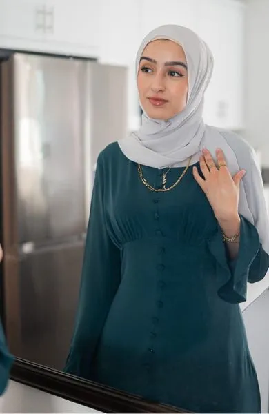 Baju Hijau Botol Cocok dengan 7 Warna Jilbab Ini, Bikin Kamu Tampil Fashionable! 13 variasi baju hijau botol dan jilbab abu-abu