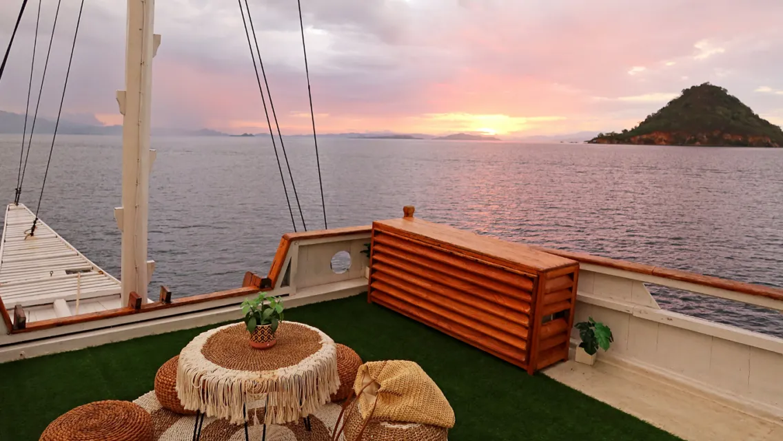 Jangan Bingung, Ini 5 Tempat Indah di Sekitar Labuan Bajo untuk Liburan Akhir Tahun! 10 kapal pinisi labuan bajo