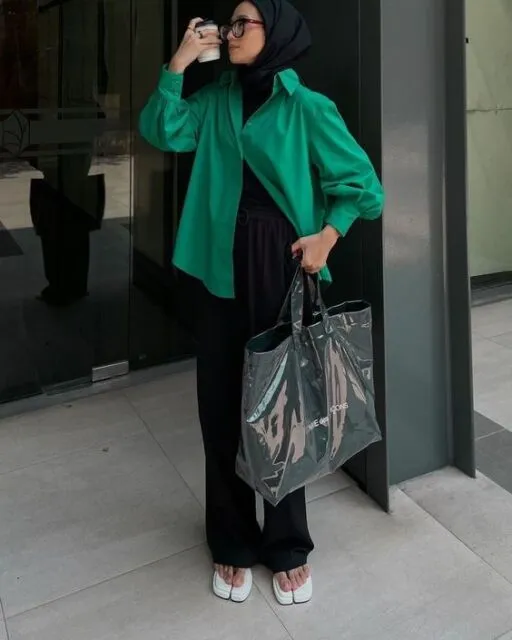 Baju Hijau Botol Cocok dengan 7 Warna Jilbab Ini, Bikin Kamu Tampil Fashionable! 8 outfit hijau botol dengan hijab hitam