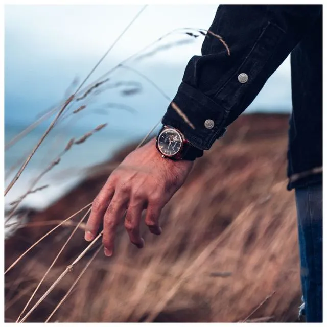 10 Rekomendasi Outfit ke Gunung Biar Nyaman Sampai Puncak 20 jam tangan water resistant