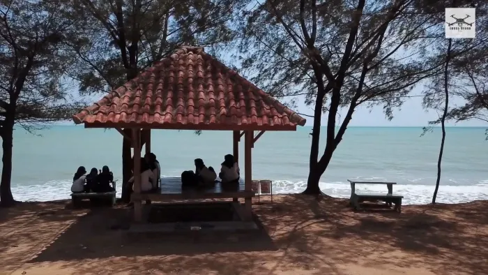 10 Pantai di Madura yang Cantik, Enggak Kalah Sama Bali 19