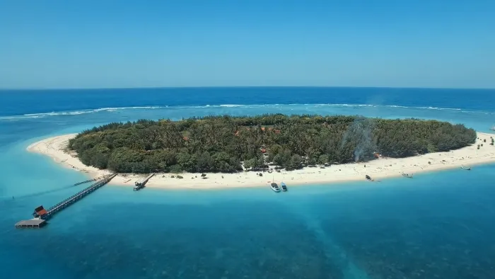 10 Pantai di Madura yang Cantik, Enggak Kalah Sama Bali 16