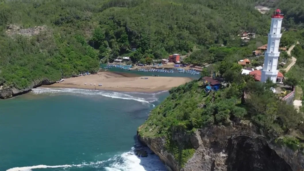 10 Rekomendasi Pantai Pasir Putih di Jogja yang Indah 15