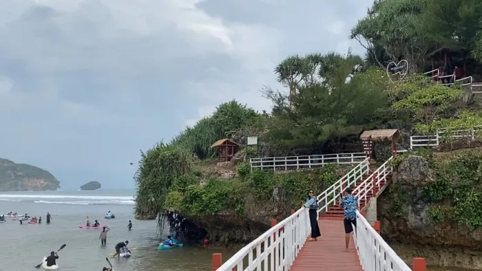 10 Rekomendasi Pantai Pasir Putih di Jogja yang Indah 19